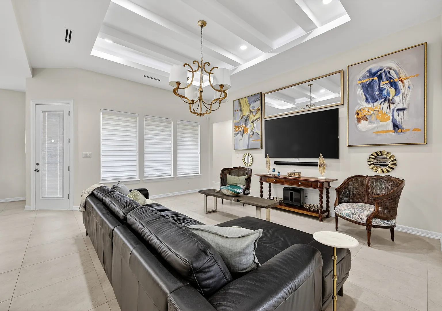 Spacious Kiwi Avenue Home — Photo 3