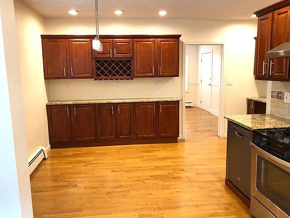 4th image of 581 Washington St #1