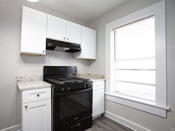5th image of 2421 S Oak St