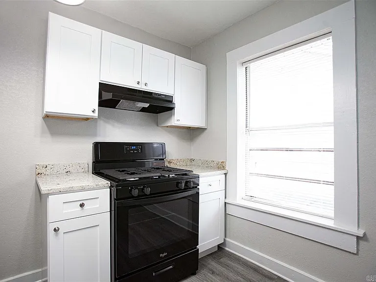 2421 S Oak St — Photo 5
