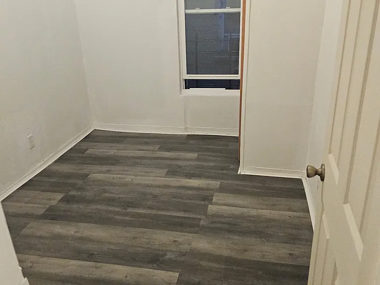 916 Bryant Ave — Photo 16