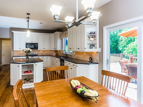 5th image of 141 Dorset Cir