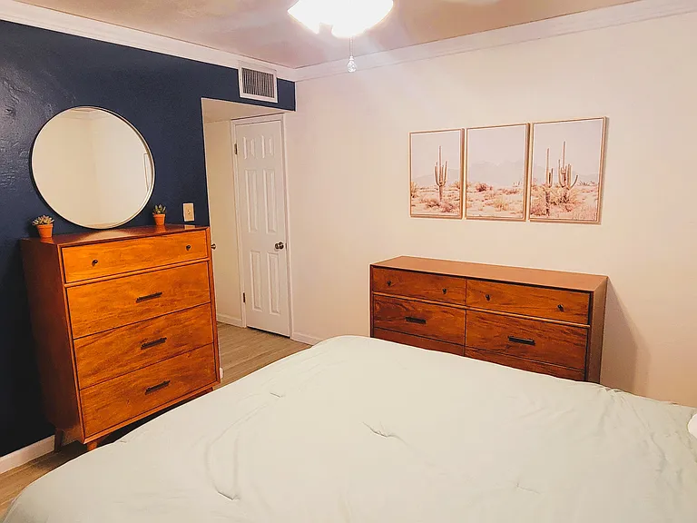 2446 E Minnezona Ave — Photo 12