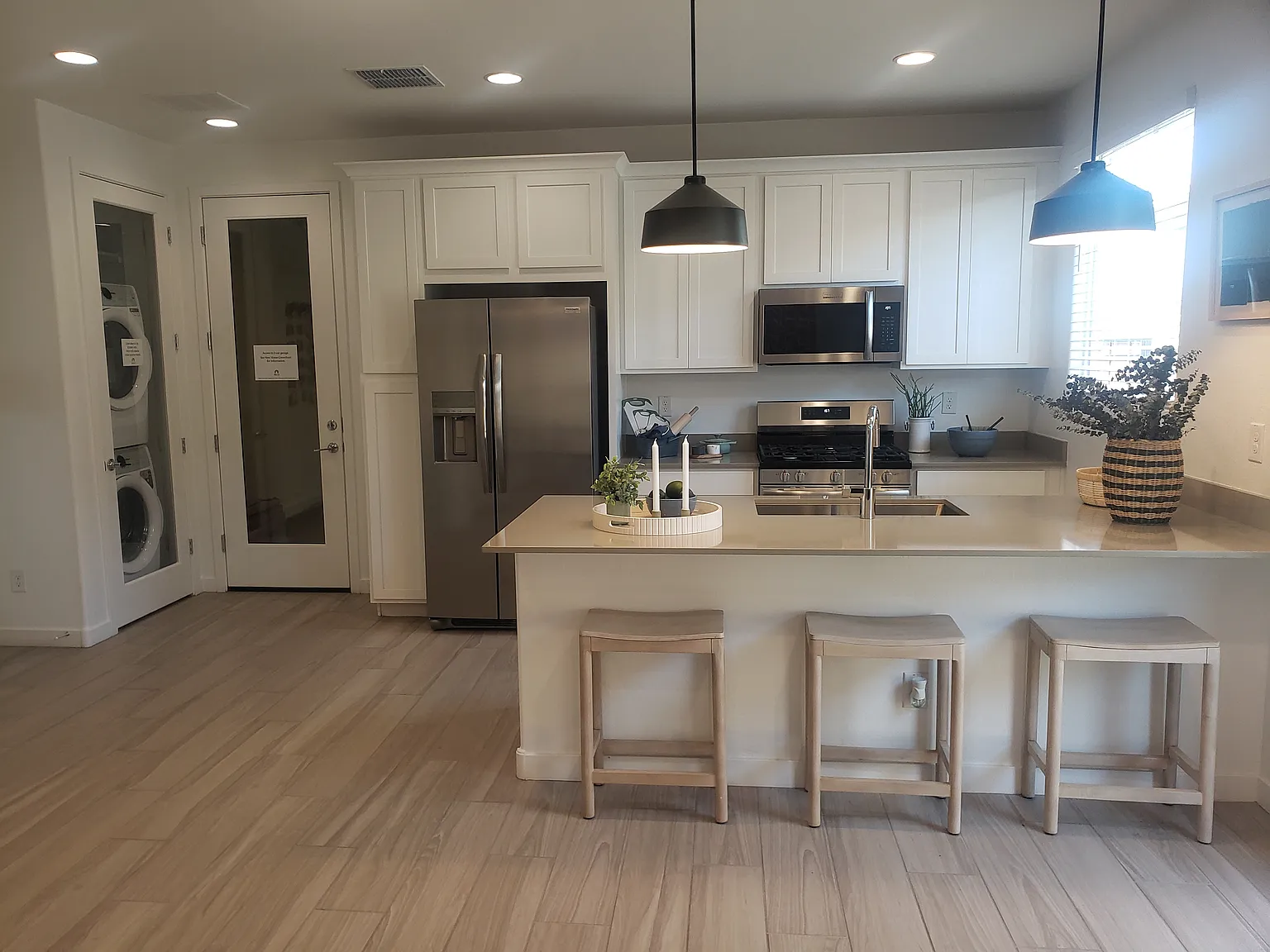 4 bed, 2524 sqft, $2,950 — Photo 2