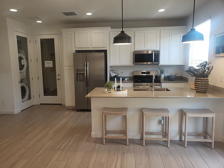 9524 W Whitton Ave — Photo 2