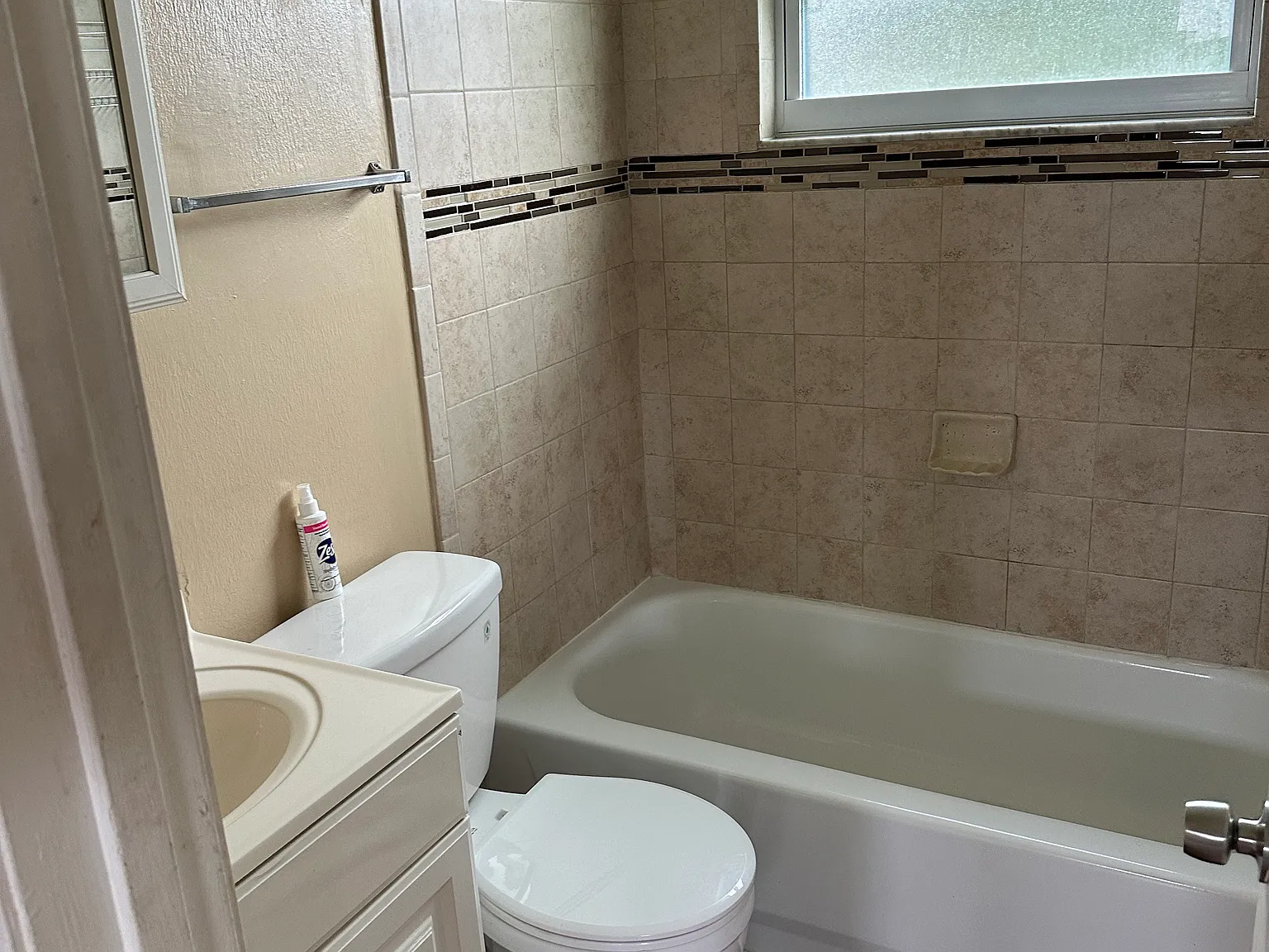 903 E Bougainvillea Ave — Photo 2