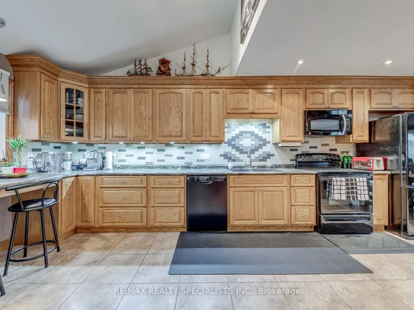 4089 Barbican Dr, Mississauga, ON L5L 2C4