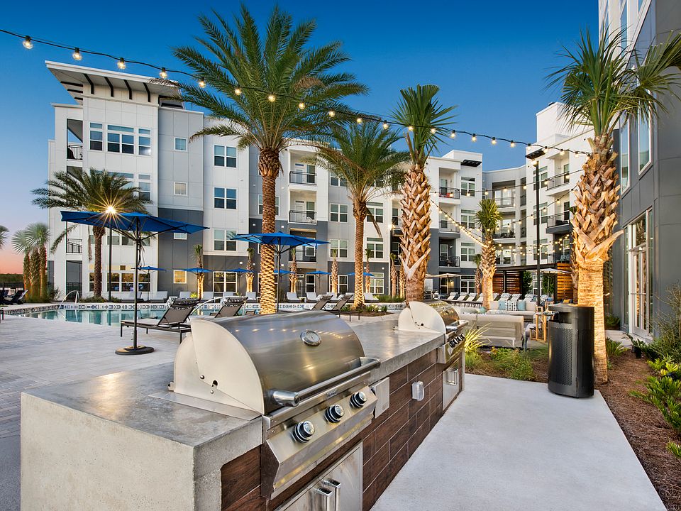 Outdoor grilling station