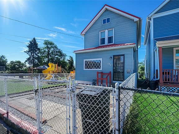 3rd image of 2018 Collingwood Ave
