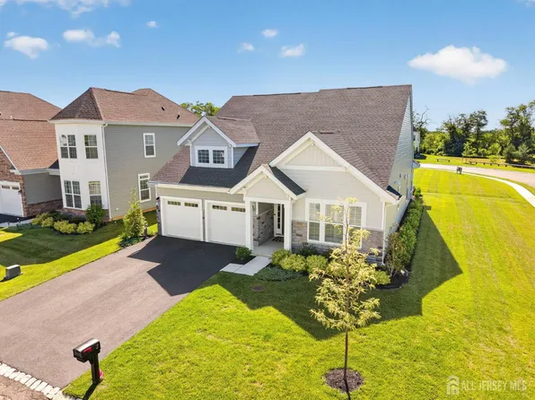2 Vizcaya Dr, Monroe Township, NJ 08831