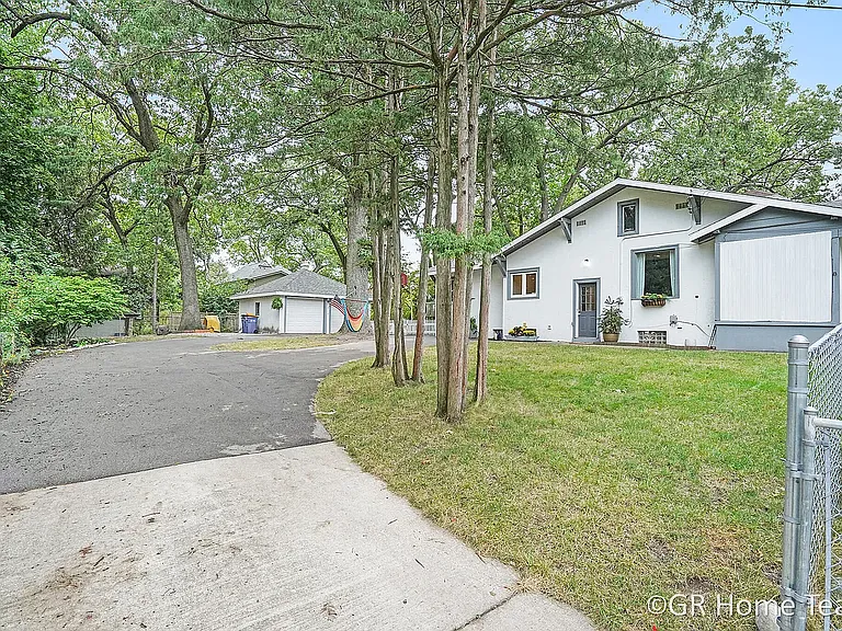 910 Calvin Ave SE — Photo 3