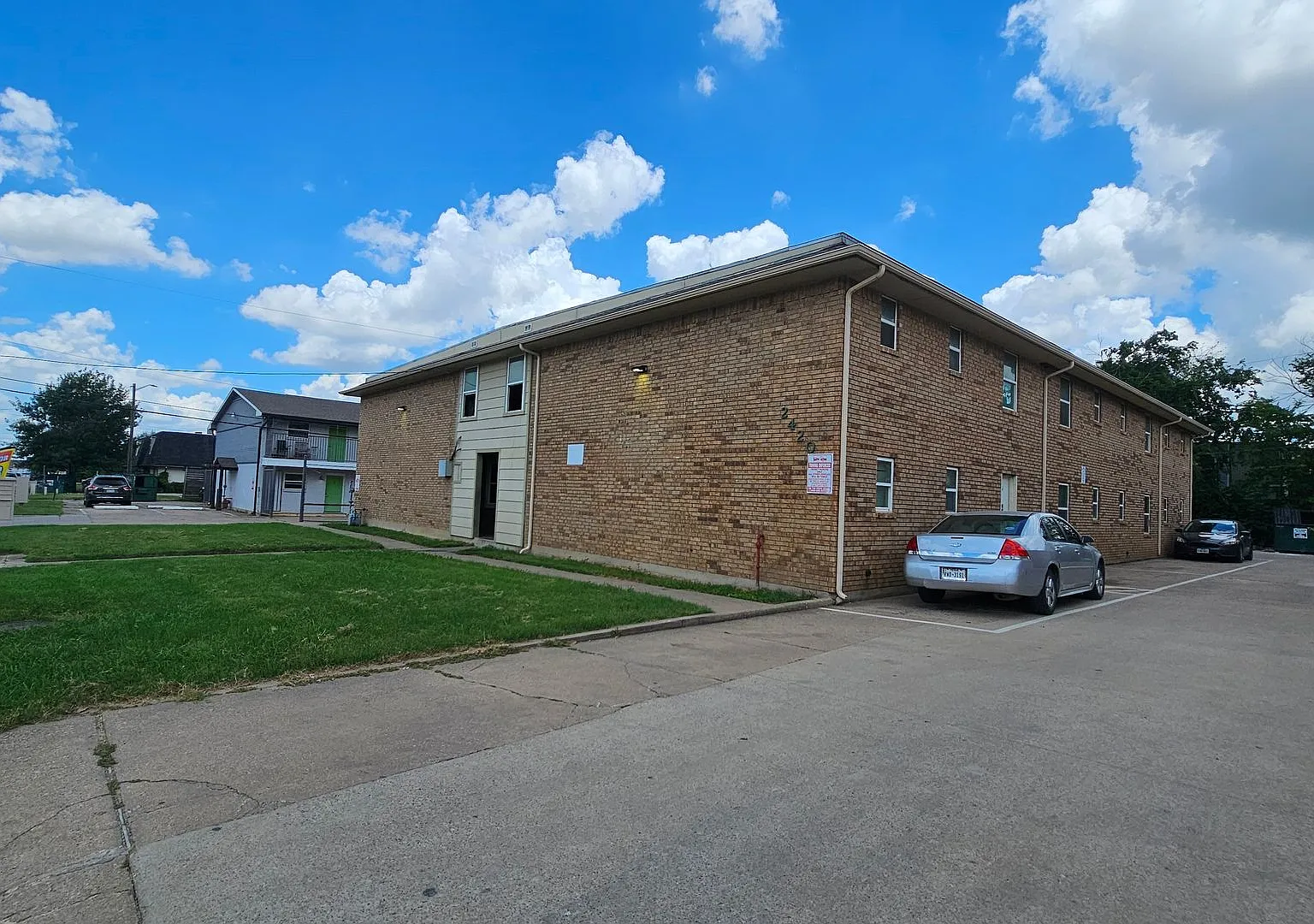 2420 Louise St — Photo 2