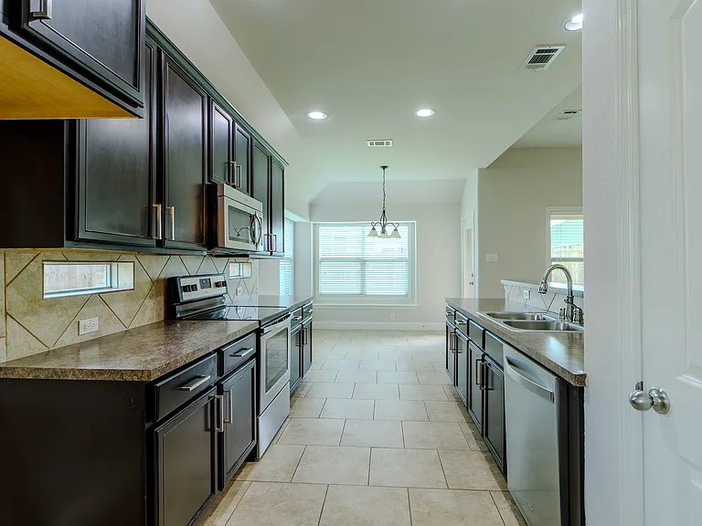 3105 Clear Springs Dr — Photo 8