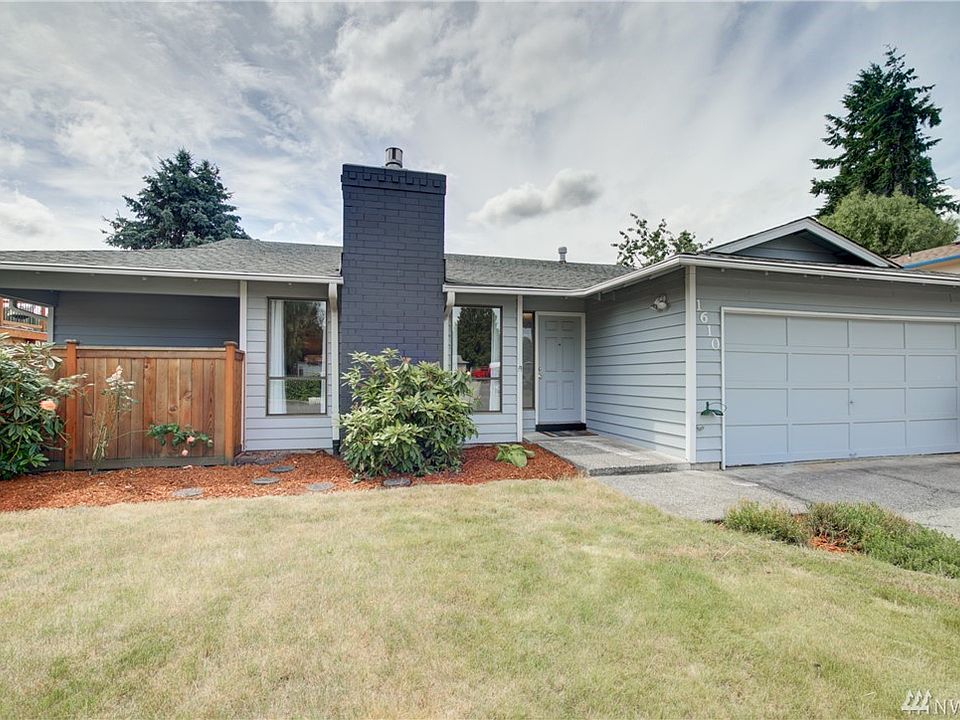 This classic, single story home is light and bright and features wide open rooms.  Here you'll find beautiful hardwood floors and a gorgeous gas fireplace plus brand-new kitchen appliances and bedroom carpeting