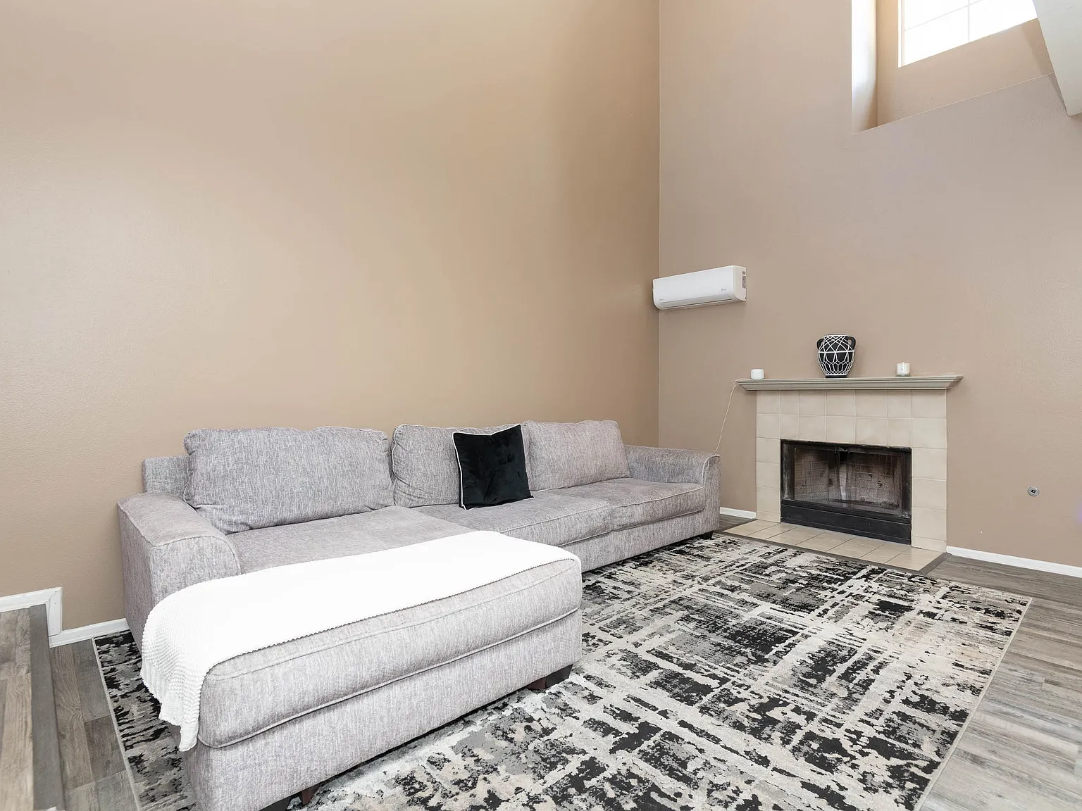 3 bed, 2.5 bath, 1146 sqft, $3,600 — Photo 3