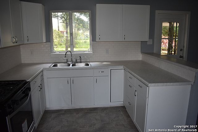 1st image of 118 Carmen Pl
