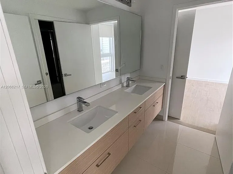 600 NE 27th St #1205 — Photo 38