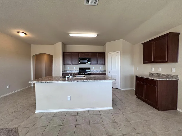 319 Plum Dr — Photo 6