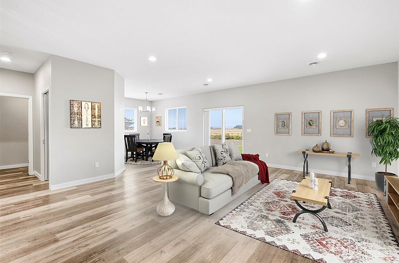 3rd image of 107 W Chinook Avenue