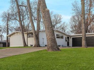 304 15th St SW, Minot, ND 58701