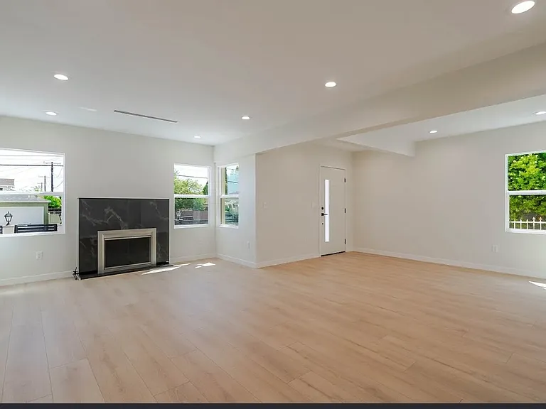 11911 Stagg St — Photo 6