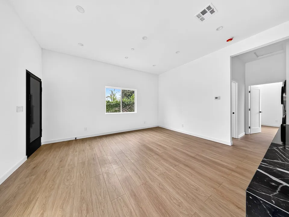 6514 Kraft Ave