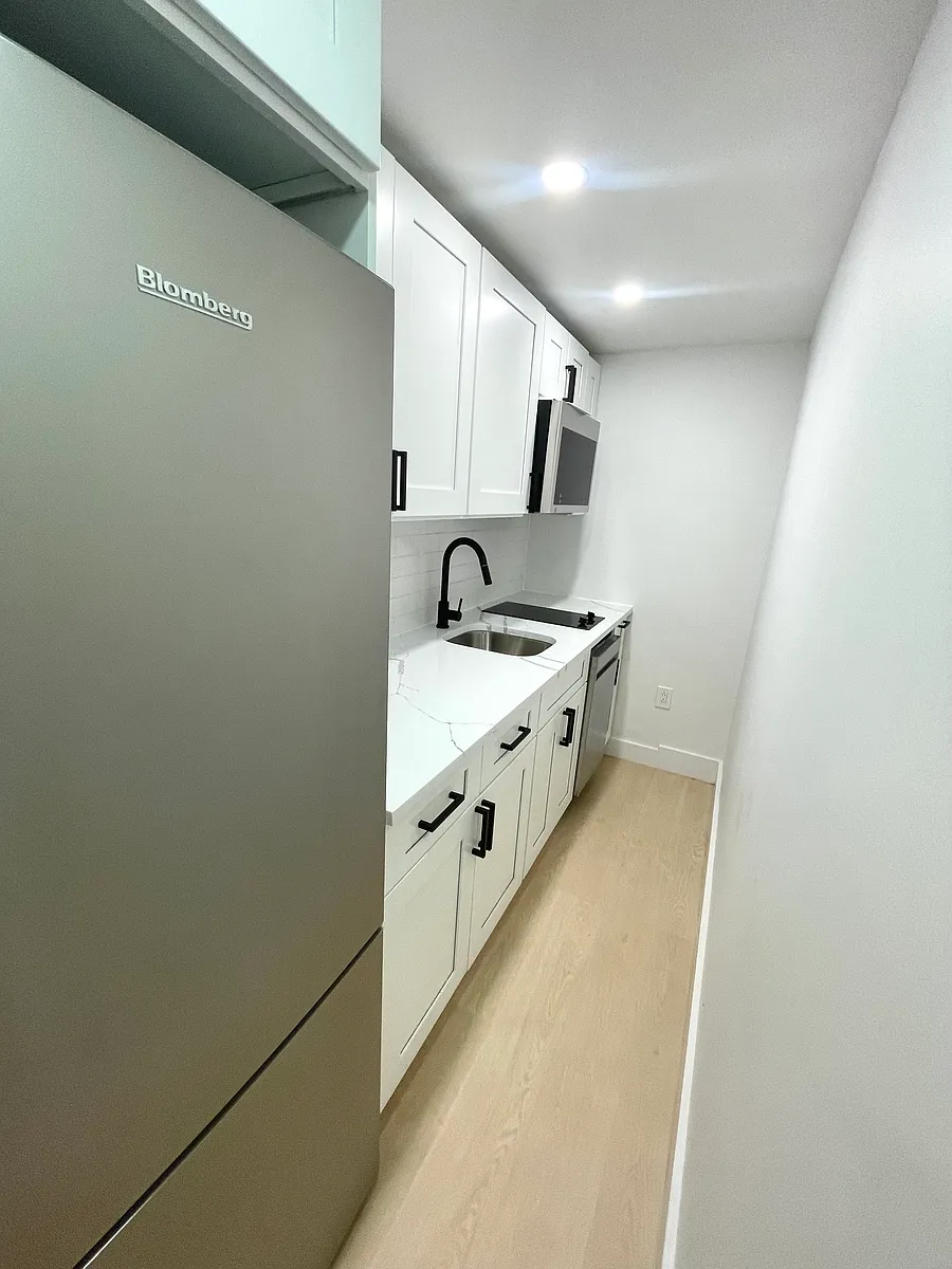 Building Photo - 413 E 9th St #3G