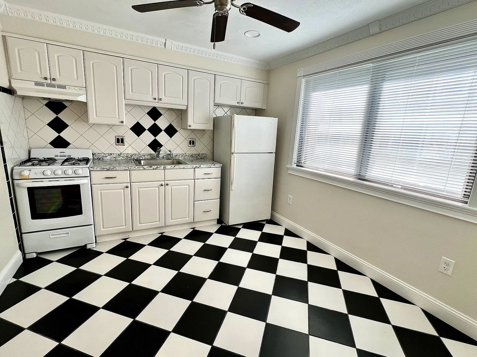 2 bed, 1.0 bath, 99999 sqft, $3,200 — Photo 3