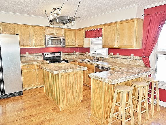 5th image of 408 Hampshire Pl