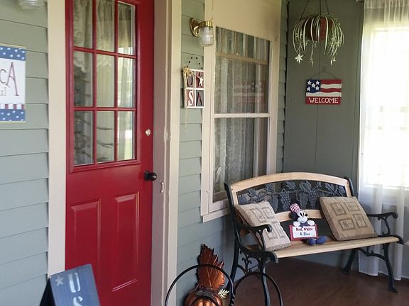 Front Porch/Laminated Floor
