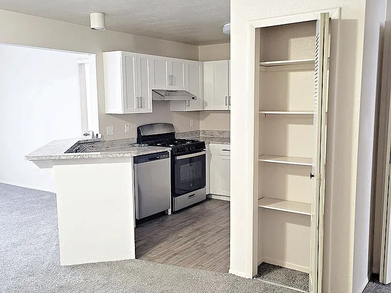 Emerald Park Apartments — Photo 8