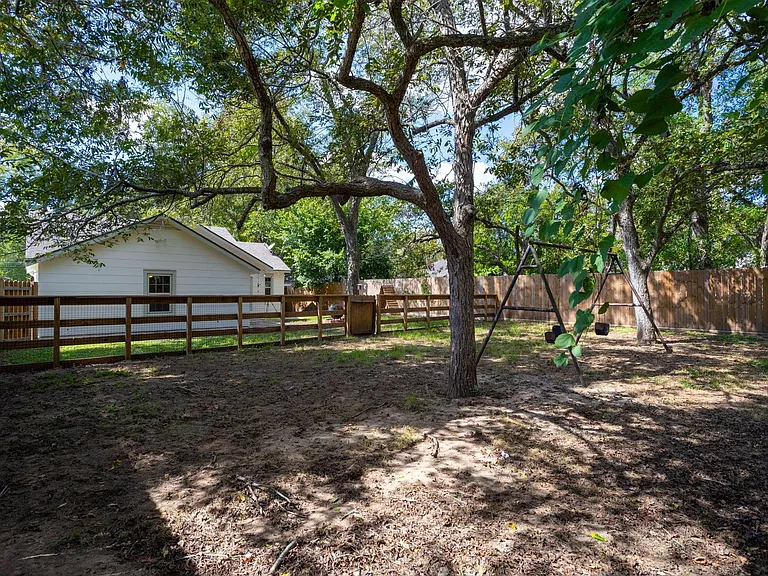 1517 Live Oak St — Photo 36