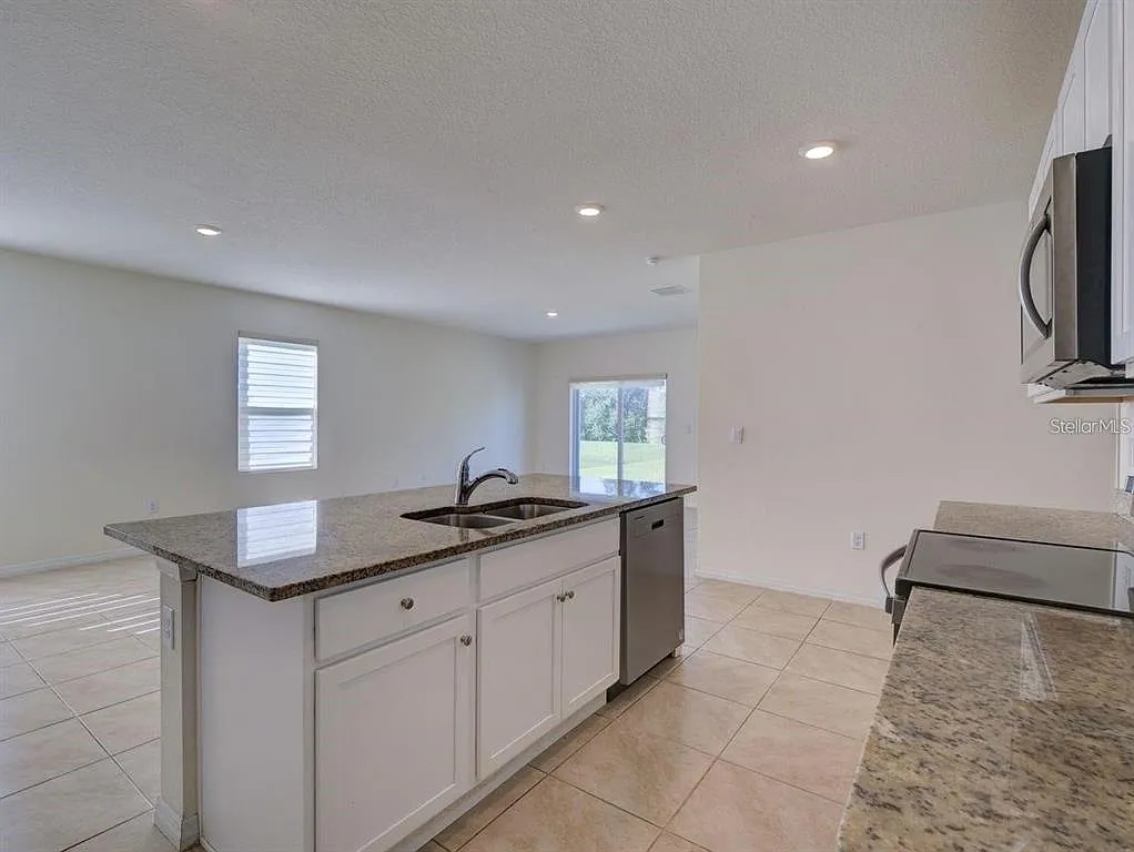 5 bed, 3.0 bath, 2522 sqft, $2,550 — Photo 4
