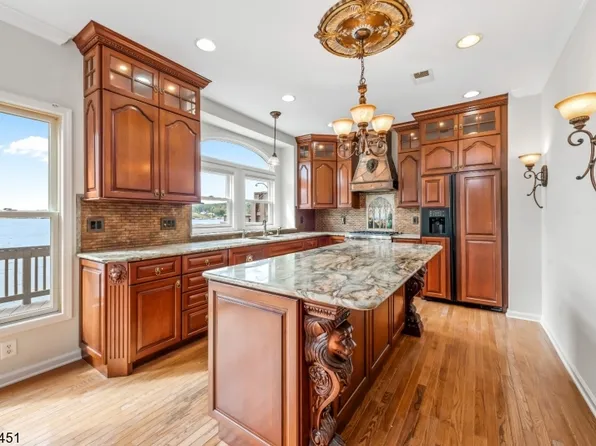 8 Windjammer Ln, Mount Arlington Boro, NJ 07856
