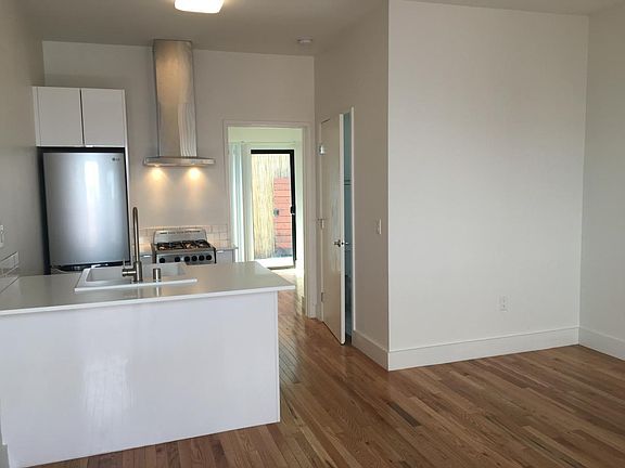 5th image of 425 1/2 N Vendome St