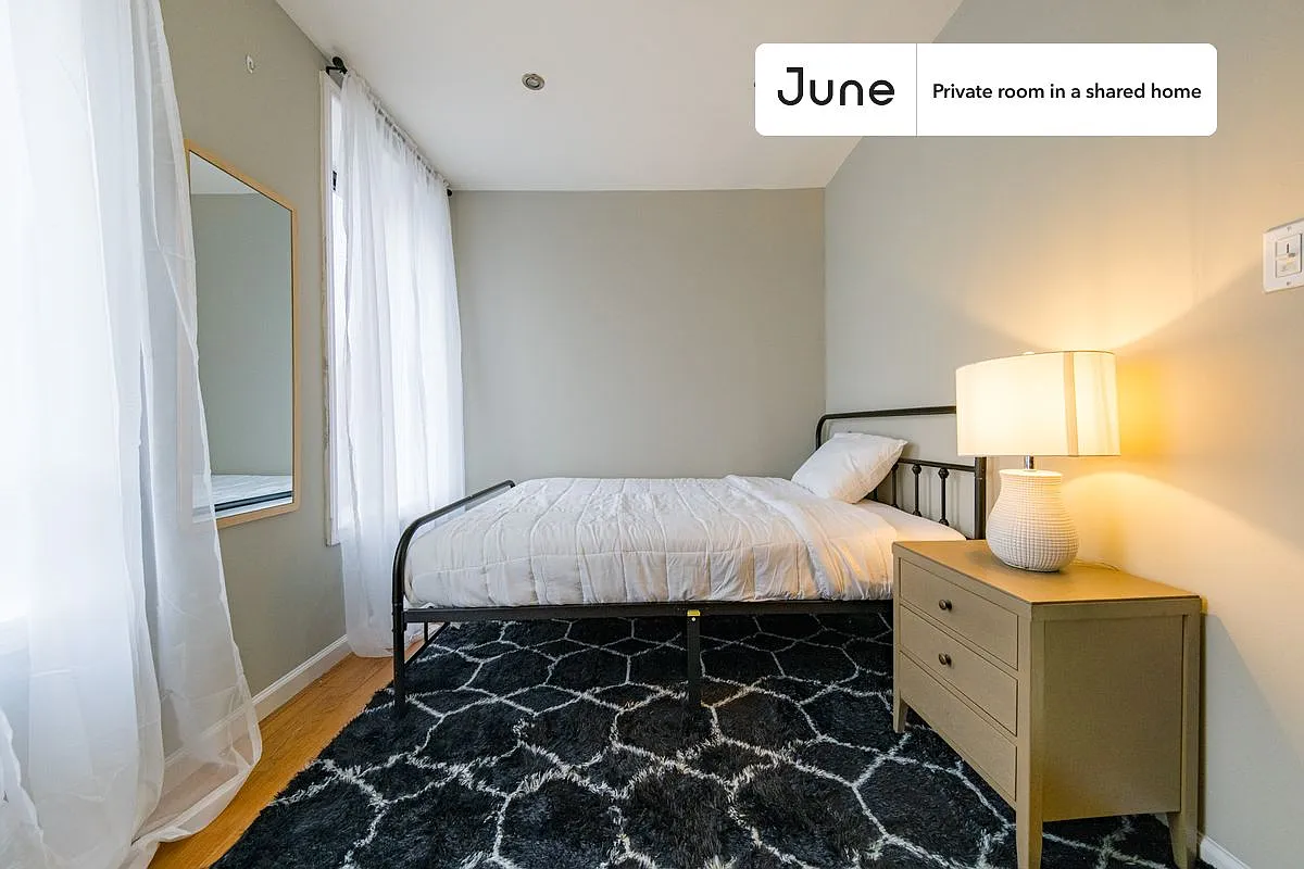 Full bedroom in 4 bed/2 bath home in Upper West Side #1827 D — Photo 1