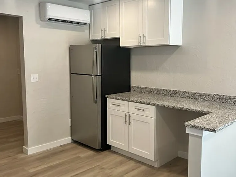 211 SW 8th St — Photo 17