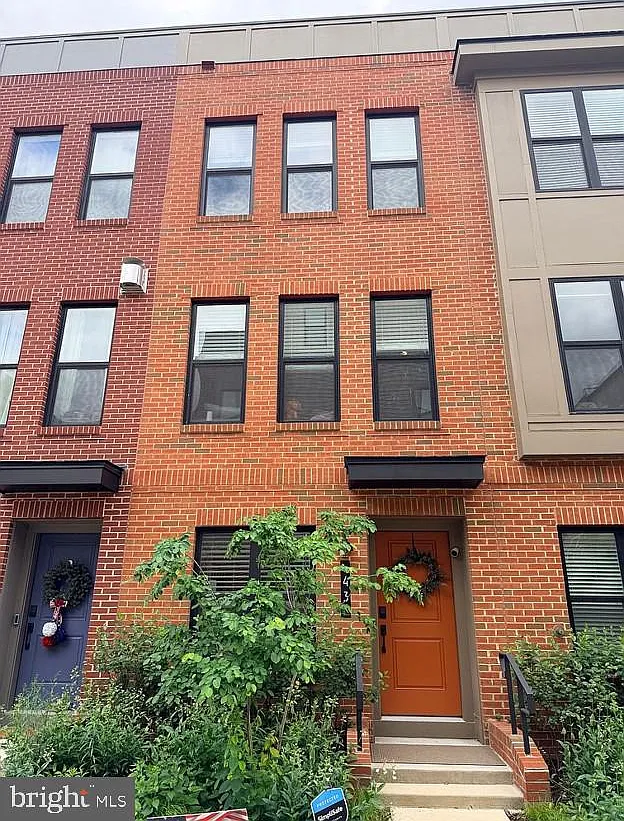 3 bed, 2.5 bath, 1470 sqft, $3,998 — Photo 1