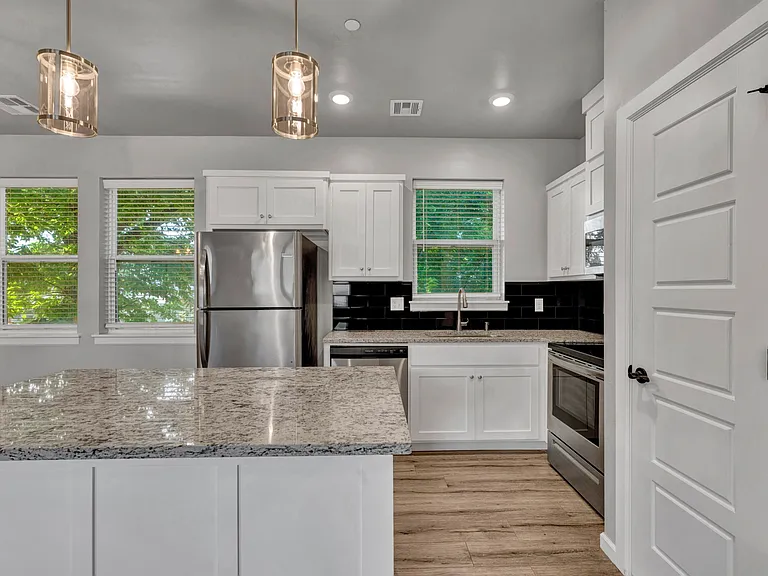 1138 N Blackwelder Ave — Photo 4