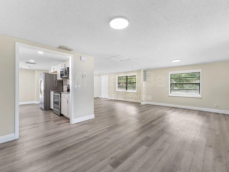 6121 N Falkenburg Rd — Photo 21
