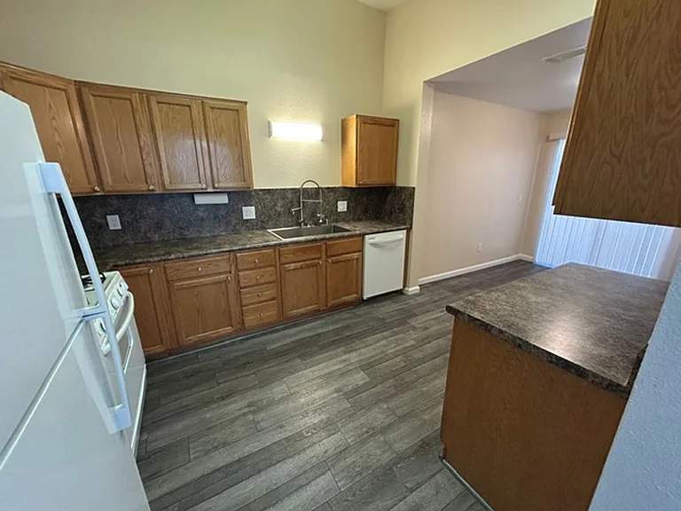 2406 W Prospect Ave — Photo 2