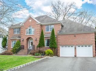 8 Inwood Ter, Fairfield, NJ 07004