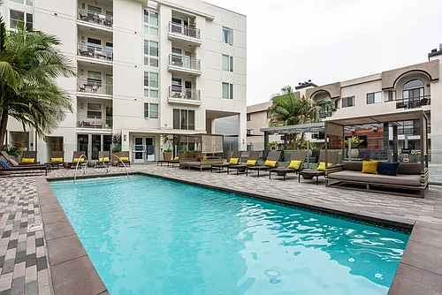 Desmond at Wilshire Photo 1