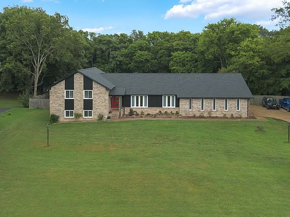 5th image of 1025 Claremont Dr