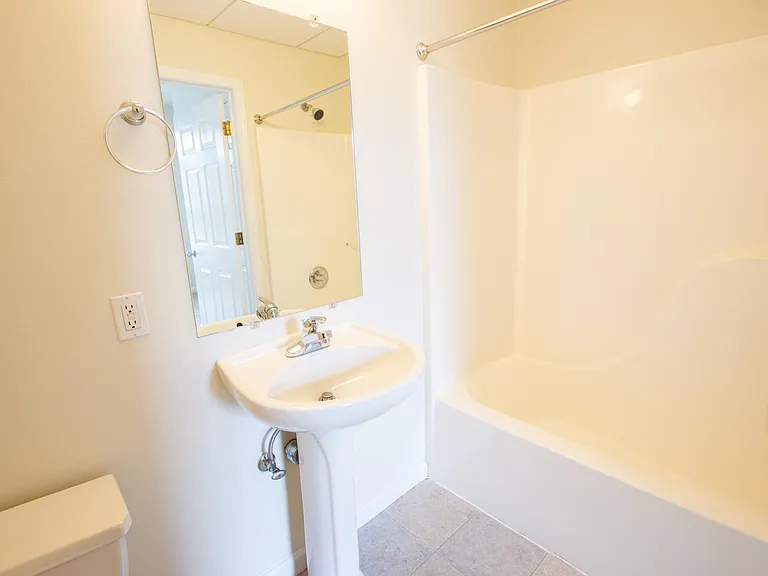 Scholar's Quad Collegiate Apartments — Photo 54