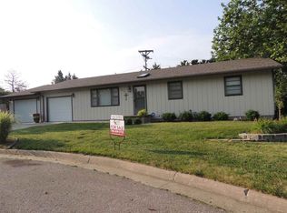 405 Plummer Cir, Wamego, KS 66547