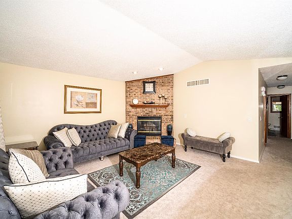 4th image of 2671 Southlawn St