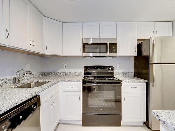 Spacious kitchen with upgraded appliances!