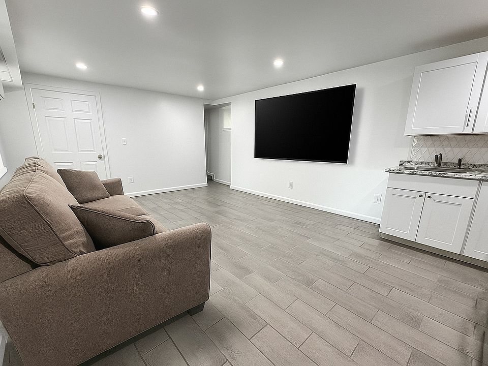 This room has been virtually staged.