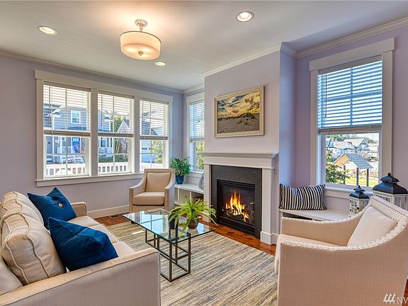 Living room overlooking Picnic Park.